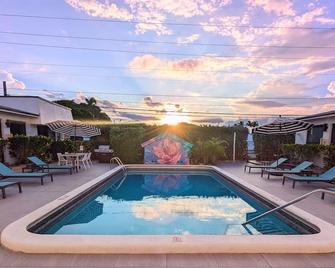 1BR With Updated Kitchen 203 | Sleeps up to 4 - Deerfield Beach - Pool