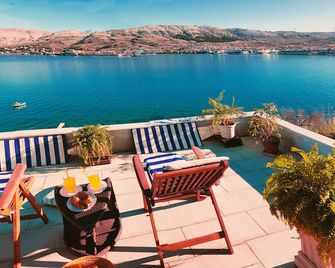 جيست هاوس ريفيلين - باغ - شرفة