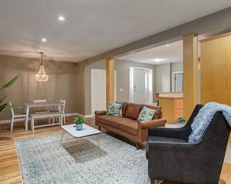 The Farmhouse @ Spruce Meadows/ Dewinton 2 bed - De Winton - Sala de estar