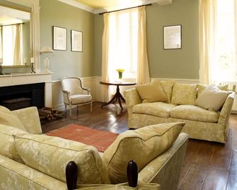 Walking distance to Aubeterre - Gorgeous Country Manor for families, heated pool - Saint-Romain - Sala de estar
