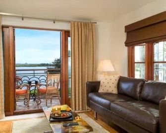 Black Dolphin Inn - New Smyrna Beach - Living room