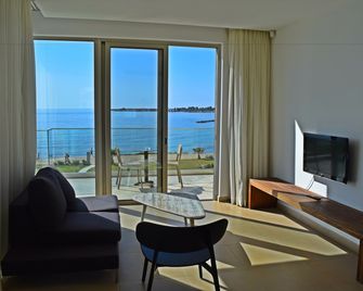 فندق وأجنحة أمفورا - بافوس - غرفة معيشة