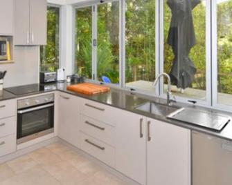 Beach/ Bush peaceful getaway - Leigh - Cocina