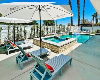 Palm Luxe Estate Luxury Desert Retreat With Pool - 印地歐 - 臥室