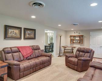 Peaceful Artesia Vacation Rental w/ Orchard Views! - Artesia - Living room