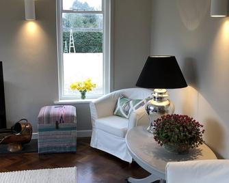 Rest, ramble, relax for a secluded weekend or holiday in chic Cotswold cottage. - Tetbury - Living room