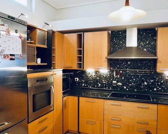 Cosy Volos Apartment With a View of Mount Pelion few Minutes From Port & Trains - Volos - Küche