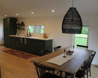 The Cabin- A Gorgeous Newly Renovated Waterfront Cabin - Branchport - Comedor