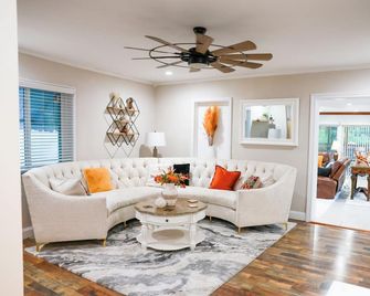 The Palace on Charles is the perfect vacation getaway. - Logan - Huiskamer