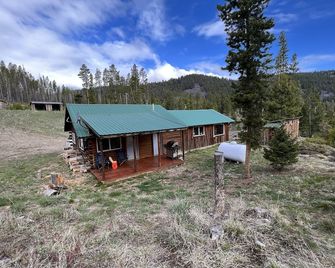 Private cabin bordering national forest - Deer Lodge - Building