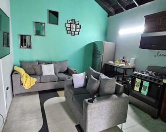 Pearle Casa- Relaxing, 24hrs Gated Secured Home.. - Falmouth - Wohnzimmer