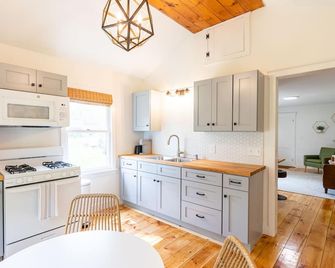Private Woodland Cottage Near Beaches and Shopping - Kittery - Kitchen