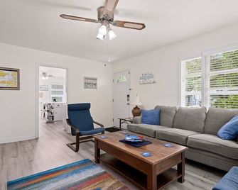 Little Bay Bungalow Boat Parking Available - Rockport - Living room