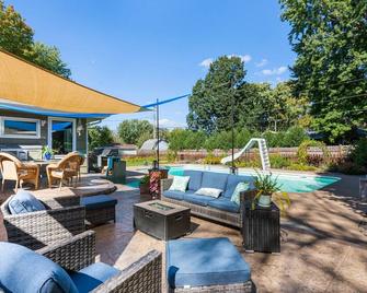 Spacious 4-bedroom house in charming Burnsville with Pool! - Burnsville - Patio