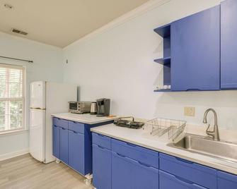 Day Trip to DC - Sterling Studio with Pool Access - Sterling - Kitchen