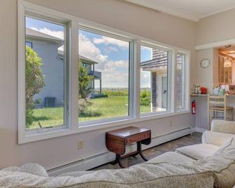 5 Mi to Provincetown! Water-View Beach House - Truro - Living room