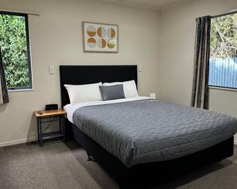 Bassingers Motor Lodge - Palmerston North - Bedroom