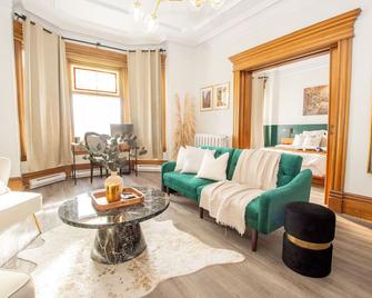 Elegant Escape, Modern Luxe in Historic Suite - Saint John