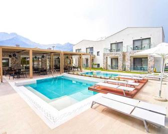 Celine's Rose - Chrisi Akti - Pool