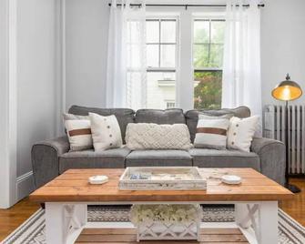 Classic Boutique Farmhouse - Walk to Town - Historic Charm - Dover - Living room