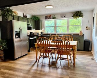 Convenient Access to the Best Hikes & Scenery! Direct access to Ramp, Fish, Swim - Whitley City - Dining room