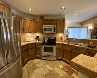 Walk to the lifts from this Black Bear Lodge 4 Bed/4 bath Condo! Common Hot Tub! - Crested Butte - Kitchen