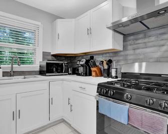 Cozy Home In Forest Park, Ga - Forest Park - Kitchen