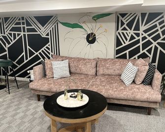 Cozy Lux Four Bedroom Bed And Breakfast - فيلادلفيا - ردهة