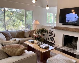 Zen Treehouse Retreat-Great Views & Peaceful Decks - Los Angeles - Living room
