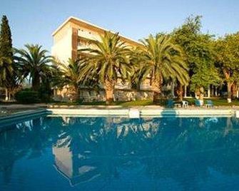 Long Beach Hotel & Resort - Longos - Zwembad