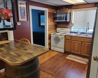 Luxury 3 bed room on the water 10 min away from Mohegan sun and Foxwoods Casino - Norwich - Kitchen