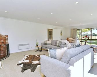 Kaiapoi Lakes - Christchurch Holiday Homes - Kaiapoi - Living room