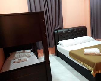 Hotel Qaisara - Merang - Bedroom