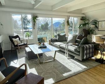 Coastal Contemporary Retreat with Hot Tub - Gibsons - Living room