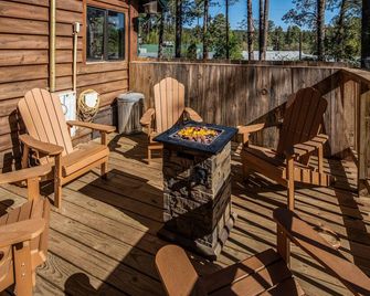The Roost Downtown | Wood Fireplace, Hot Tub! - Ruidoso - Balcón