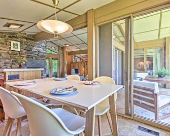 Tranquil Mid-Century Modern Cottage with Forest View - Cherokee Village - Dining room