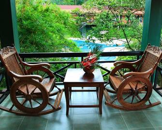 Green Gates Hotel - Kalpetta - Balcón