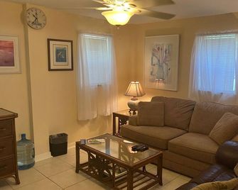 Private location on island time - Bokeelia - Living room