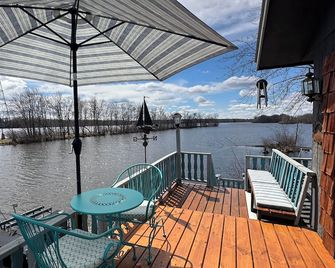 Cozy boathouse in enchanting Stevens Point with AC - Stevens Point - Balkon