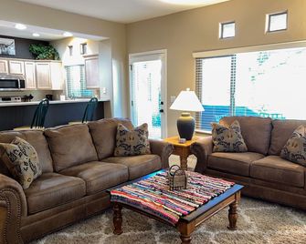 Remodeled getaway with pool & hot tub - near hiking & town - Оро-Вейлі - Вітальня