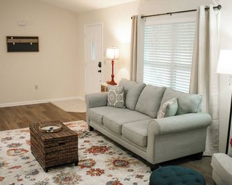 Beautiful home located at Chiefland Country Estates, near the Golf Course - Chiefland - Living room