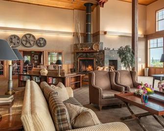 Copper River Princess Wilderness Lodge - Copper Center - Living room