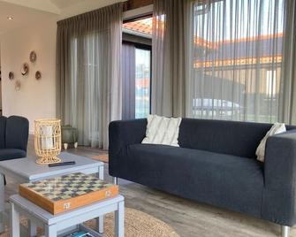 4 pers house with on a dutch chanel - Anjum - Sala de estar