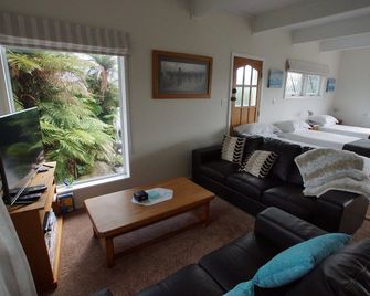 Karapiro Country Cottages - 3 in a country garden bordering a native reserve - Tirau - Living room