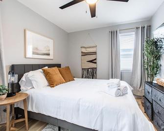 Cute, Chic & Updated Melvindale Cottage! - Melvindale - Bedroom