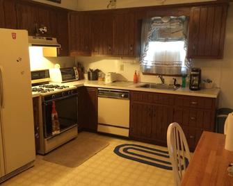 2 Bedroom 1 Bath Ranch House Within Walking Distance Of Little Juniata River. - Altoona - Kitchen
