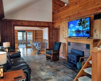Lakefront cottage on 540 acre Wall Lake / spectacular fishing & sunset views. - Delton - Living room