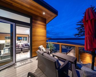 Business # 896433802 Oceanfront, Secluded, Sandy Beach, Private Hot Tub - Campbell River - Balcony