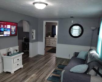 1 bed1 bath house, less than 1mile to Union Hospital - Terre Haute - Living room