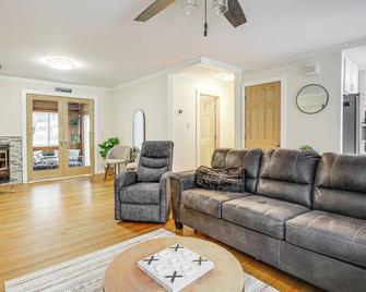 Family-Friendly Home w/ Hot Tub, Near Lake George! - Warrensburg - Sala de estar